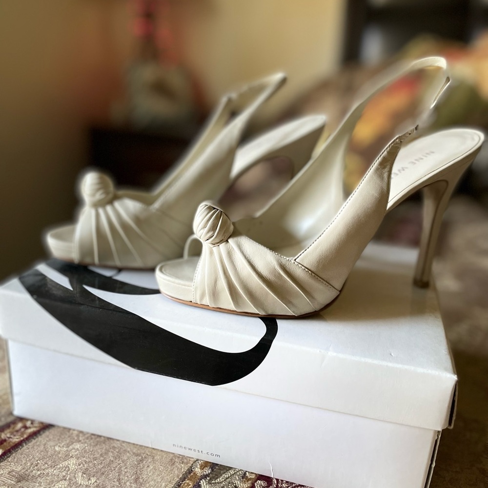 Sling back peep toe heels. Color:off white. Size 7 1/2. Great condition.